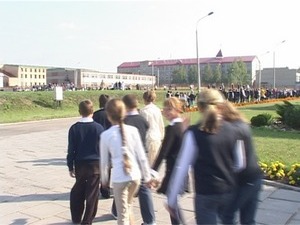 Как нужно вести себя школьникам при возникновении ЧС? по…