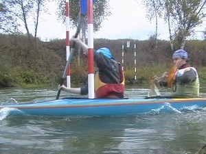 Проплыть на лодке определенный участок реки с…