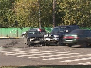 Сегодня в полдень движение на перекрестке между улицей…