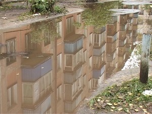 Сегодня нам в студию позвонили жители дома номер 6 по…