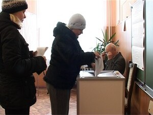 В выпуске: На избирательном участке в 5 школе накануне…