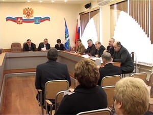 Сегодня на  депутатских слушаниях народные избранники…