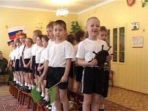 Военные, играющие с детьми в детском саду – зрелище не…