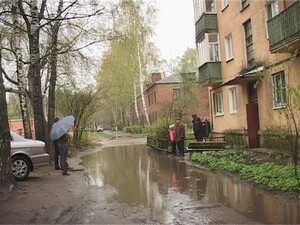 В дождливую погоду жители дома № 19 по ул. Коминтерна не…
