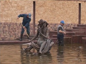 Как обычно, после выходных, сотрудники ЖКХ убирают…