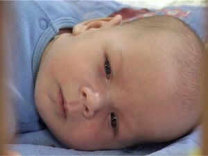 В доме ребенка, живет мальчик Илюша, он еще маленький и…