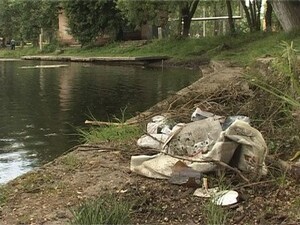 На озере Пионер всегда много отдыхающих. Поэтому там…