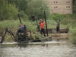 Экологические службы продолжают работы по очистке…