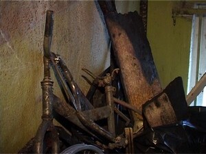 В воскресенье вечером в подъезде дома на улице…