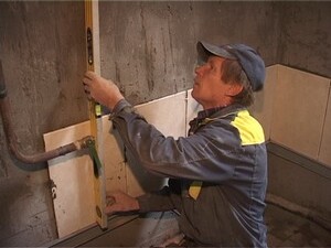 Голые стены, доски и комплект пластиковых окон…