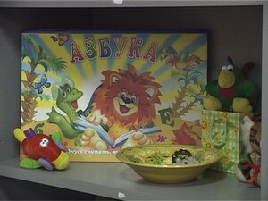 Мамы, бабушки, папы, ребятишки — все стоят, затаив…