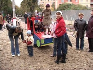 Сегодня на лицах детей улыбки. В их дворе открыли…