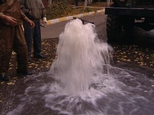 На проезжей части по улице Гурьева самый настоящий потоп…