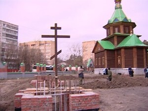 Наша сьемочная группа едва успевает за строителями…