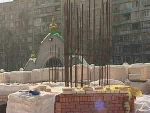 Бригада рабочих, которая приступила к возведению нового…