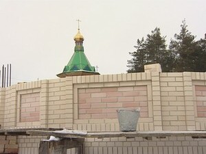 Буквально на глазах поднимаются стены нового храма в…