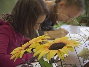 Один раз в год среди отрядов юных инспекторов дорожного…