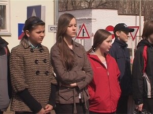 Под ярким весенним солнцем выстроились юные защитники…