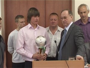 Это одна из тренировок команды ДЮСШ “Сатурн”. На снежном…