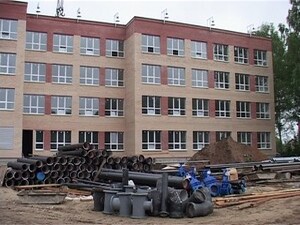 В городе продолжается строительство Дергаевской школы…
