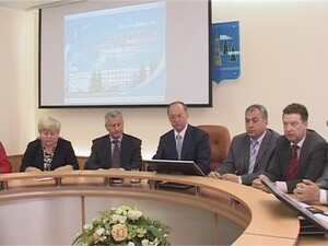 Сегодняшнее совещание началось с минуты молчания в…