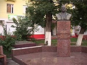 Мусор, бутылки, семечки и спящие на лавках люди. По…