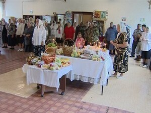 И праздничное убранство храма и многочисленные фрукты…