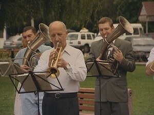 Вечером в выходные дни на площади Молодежи звучала живая…