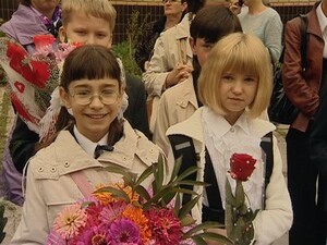 Десятки первоклассников пришли сегодня на торжественную…