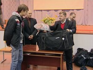 На днях хоккейную  команду из села Игумново  посетил…