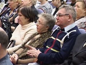 После траурного митинга в городском парке, его участники…