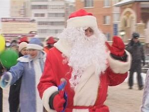 На днях десятки дедов морозов и снегурочек прошли по…