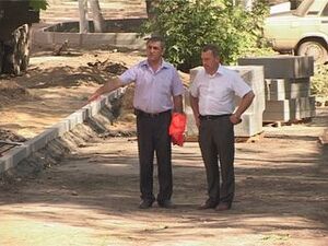 Продолжаются работы по благоустройству двора по адресу…