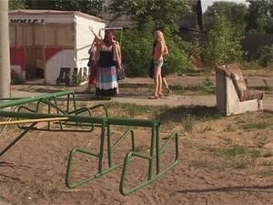 В отличии от благоустроенного двора, показанного в…