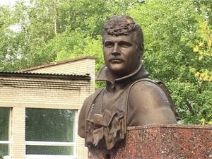 Прошёл год и снова возле юровской школы много людей. 3…