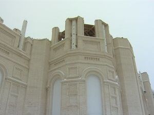 В микрорайоне Холодово продолжается возведение храма в…