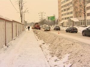 Продолжается уборка снега с улиц города. Немалую её…