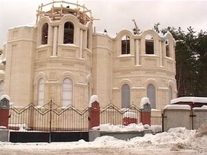 В микрорайоне Холодово продолжается возведение храма в…