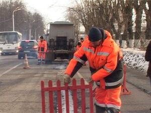 В городе начался ямочный ремонт дорог. Учитывая погодные…