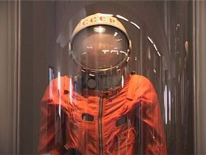 Чтобы снарядить космонавта в полет необходимо множество…