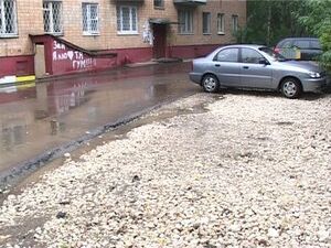 Продолжается ремонт внутриквартальных дорог на улице…