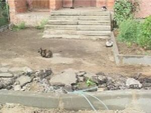 На улице Десантная ведутся работы. Во дворе дома № 14…