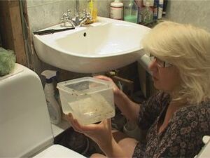 Тазы и вёдра, наполненные водой — вот ежедневная бытовая…