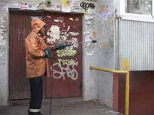 Организация чистый город взял на себя очистку подъездов…