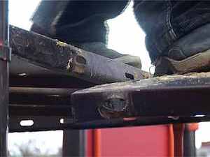 Игра на детской площадке приносит малышам радость…