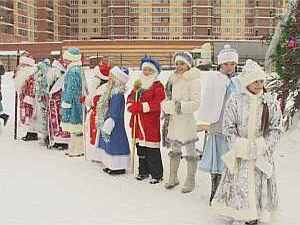 В Дергаевской школе впервые прошел парад дедов морозов и…