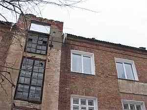 В доме № 36 посёлка Красный октябрь неисправная крыша…