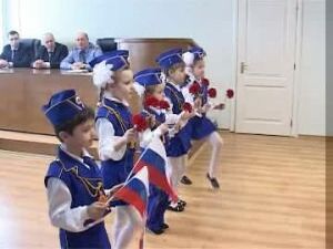 22 февраля сотрудников ОГИБДД поздравлял отряд юных…