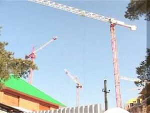 На ул. Куйбышева, дом 7А, идёт большая стройка, от…