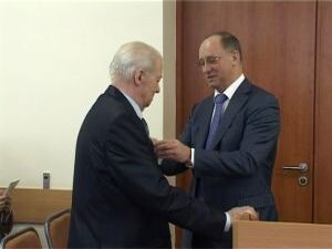 С весенней капелью и таяньем снега асфальт начал…